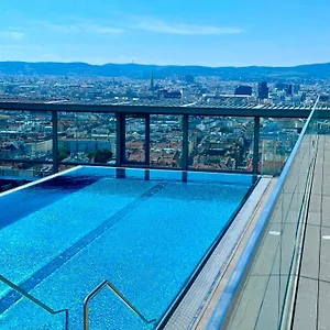 Panorama Sky I Rooftop Pool I Metro Station Wien